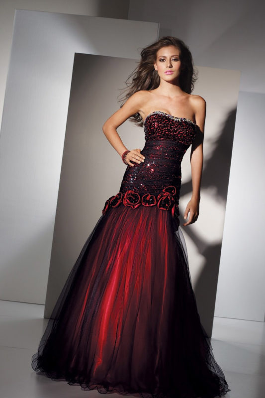 Соблазнительное платье красно-черных тонов