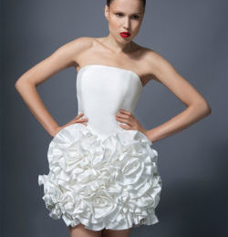 Короткое белое платье с оригинальной юбкой