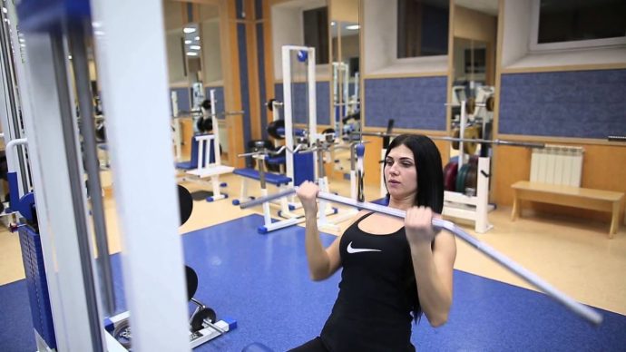 Тяга к груди